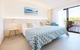 Alle Zimmer verfügen über einen Balkon mit Blick auf die Bucht oder den umgebenden Naturpark.